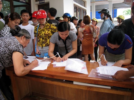 Chen lấn, xô đẩy đăng ký nhập học mầm non cho con - 5 Chen lấn, xô đẩy đăng ký nhập học mầm non cho con - 5