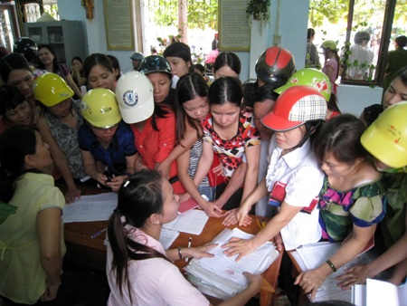 Chen lấn, xô đẩy đăng ký nhập học mầm non cho con - 9 Chen lấn, xô đẩy đăng ký nhập học mầm non cho con - 9