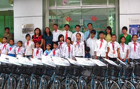 Hà Tĩnh: VP Bank tặng xe đạp cho 18 học sinh nghèo học giỏi - 1 Hà Tĩnh: VP Bank tặng xe đạp cho 18 học sinh nghèo học giỏi - 1