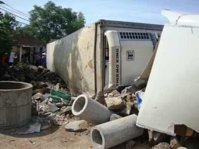 "Hung thần" xe khách đâm chết người, sập nhà - 1