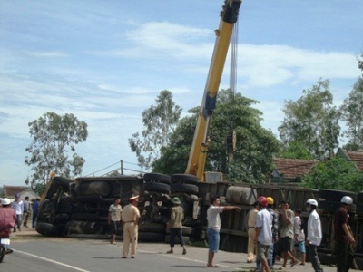 "Hung thần" xe khách đâm chết người, sập nhà - 2