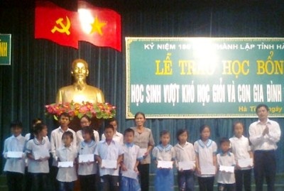 Hà Tĩnh: 180 suất học bổng đến với HS nghèo, con em gia đình chính sách - 1
