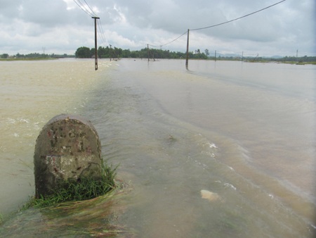 Cứu sống hai nữ sinh bị lũ cuốn trôi - 1