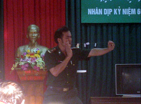 "Sốc" với màn biểu diễn nuốt dao lam của một chiến sỹ biên phòng - 1