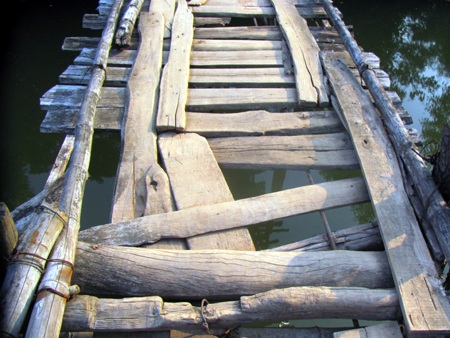 Rợn người qua cầu mục nát - 3