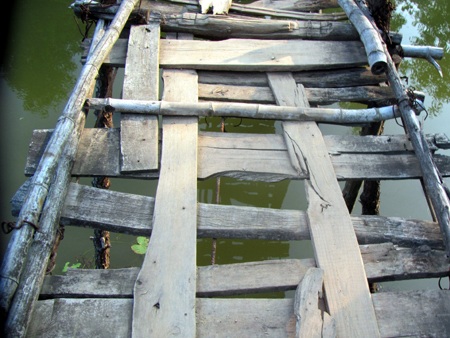 Rợn người qua cầu mục nát - 4