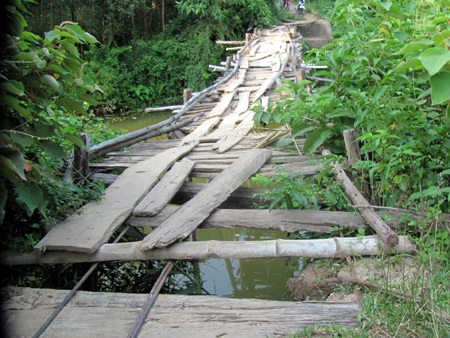 Rợn người qua cầu mục nát - 1