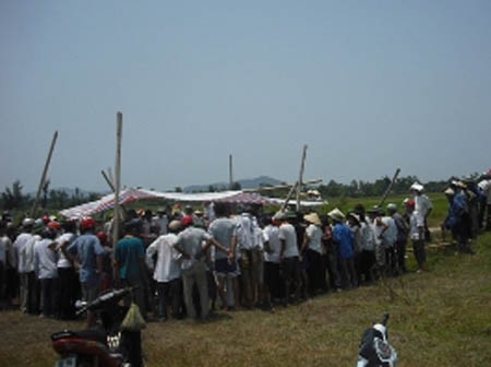 Khám nghiệm lại tử thi nạn nhân bị chém hàng chục nhát - 1 Khám nghiệm lại tử thi nạn nhân bị chém hàng chục nhát - 1