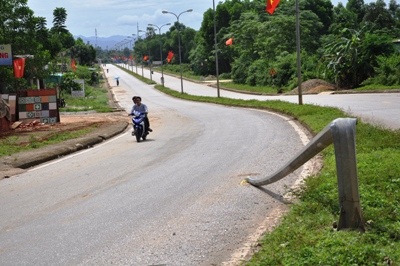 Cột điện cao áp biến thành bẫy nguy hiểm chết người  - 2