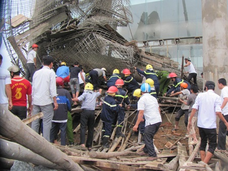 Khám nghiệm công trình sảnh khách sạn Sailing Tower bị sập - 1