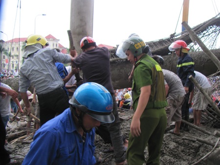 Ảnh hiện trường vụ sập sảnh khách sạn cao tầng - 3