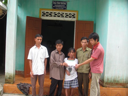 Thêm 5,7 triệu đồng đến với 2 anh em mồ côi mang chứng bệnh da cam - 1 Thêm 5,7 triệu đồng đến với 2 anh em mồ côi mang chứng bệnh da cam - 1