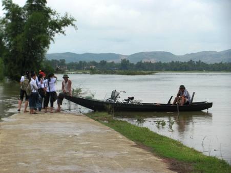 Cho 200 nghìn học sinh nghỉ học giúp cha mẹ “chạy” bão - 1