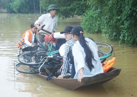 Gần 2.000 hộ dân bị cô lập vì mưa lũ - 1 Gần 2.000 hộ dân bị cô lập vì mưa lũ - 1