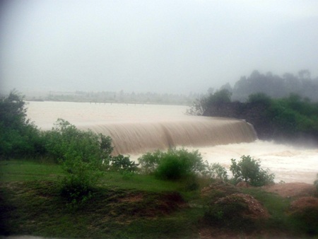 Gần 2.000 hộ dân bị cô lập vì mưa lũ - 2 Gần 2.000 hộ dân bị cô lập vì mưa lũ - 2