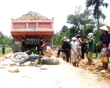 Xe ben cán xe máy, 2 học sinh chết thảm - 1