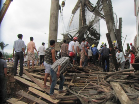 Ảnh hiện trường vụ sập sảnh khách sạn cao tầng - 4