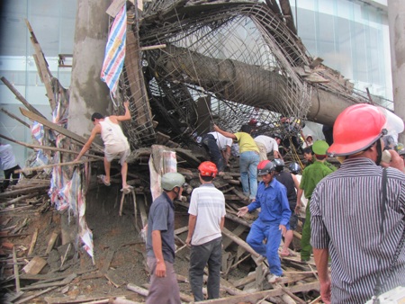 Ảnh hiện trường vụ sập sảnh khách sạn cao tầng - 5