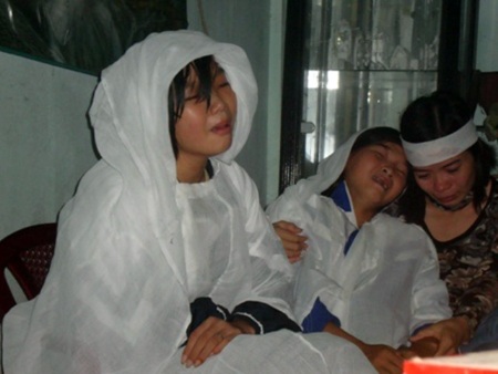 4 con thơ ngằn ngặt khóc mẹ thiệt mạng trong vụ sập sảnh khách sạn - 2 4 con thơ ngằn ngặt khóc mẹ thiệt mạng trong vụ sập sảnh khách sạn - 2