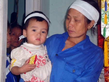 4 con thơ ngằn ngặt khóc mẹ thiệt mạng trong vụ sập sảnh khách sạn - 3 4 con thơ ngằn ngặt khóc mẹ thiệt mạng trong vụ sập sảnh khách sạn - 3