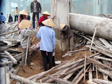 Khám nghiệm công trình sảnh khách sạn Sailing Tower bị sập - 2