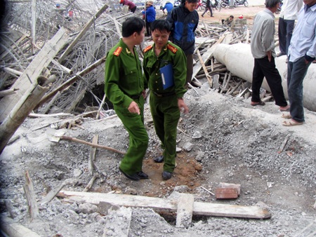 Khám nghiệm công trình sảnh khách sạn Sailing Tower bị sập - 5