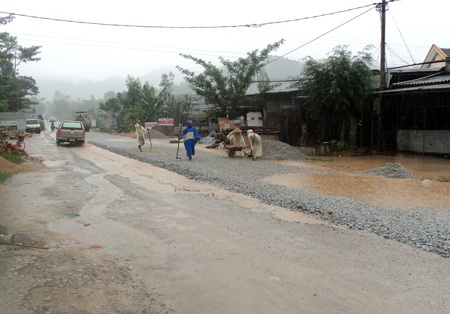 Bộ GTVT chỉ đạo vá các “điểm chết” trên Quốc lộ 8A - 2