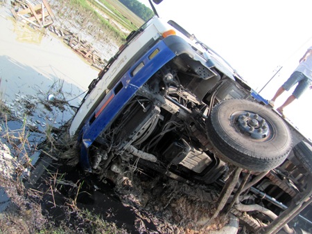 Xe chở hàng chục tấn đá lật nhào xuống ruộng - 2