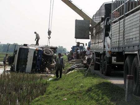 Xe chở hàng chục tấn đá lật nhào xuống ruộng - 5