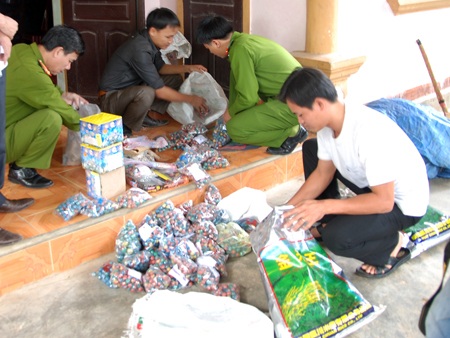 Khám nhà, bắt đối tượng “ém” pháo chờ Tết  - 1