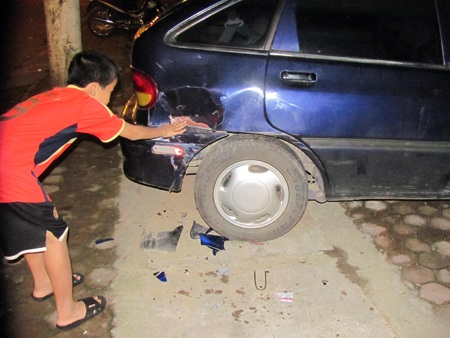 Hai thanh niên đi xe máy bị người lạ đạp ngã vào ô tô - 2 Hai thanh niên đi xe máy bị người lạ đạp ngã vào ô tô - 2
