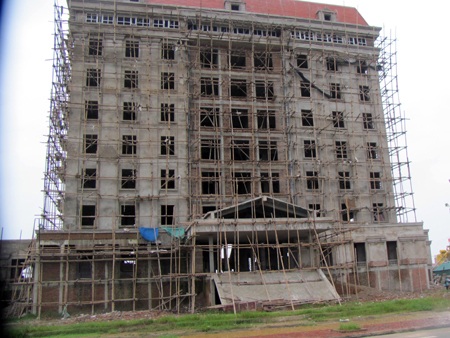 Hãi hùng cảnh thi công tòa nhà 9 tầng     - 1