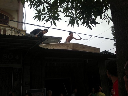 Phá cửa, xiết nợ giữa ban ngày - 1 Phá cửa, xiết nợ giữa ban ngày - 1