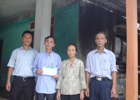 Hà Tĩnh: Hơn 4 triệu đồng đến với “hai chị em chung giường bệnh” - 2 Hà Tĩnh: Hơn 4 triệu đồng đến với “hai chị em chung giường bệnh” - 2