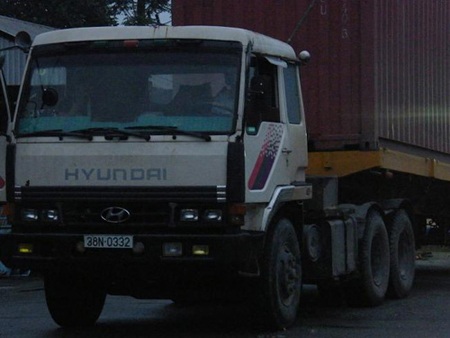 Xe container giấu 5m3 gỗ trắc trong hầm tự chế - 1 Xe container giấu 5m3 gỗ trắc trong hầm tự chế - 1