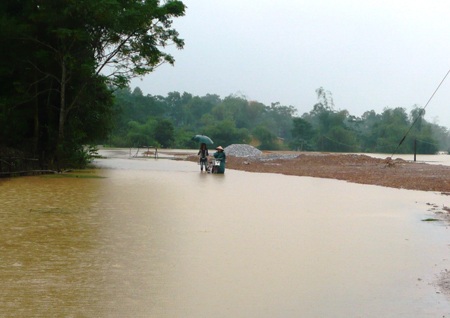 Cận cảnh Cố đô Huế ngập trong nước lớn - 16