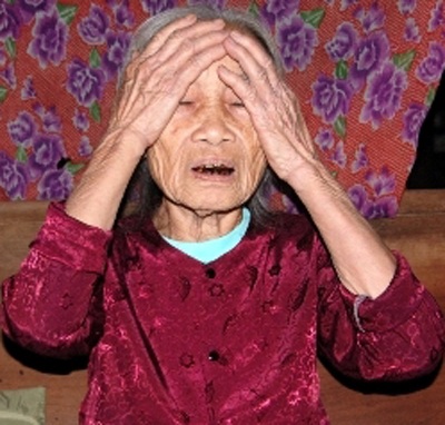 Cụ bà 80 tuổi bị hai "nữ quái" lừa cướp hoa tai - 1