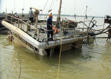 Giải cứu thành công con tàu nghìn tấn đắm dưới sông Lam - 1 Giải cứu thành công con tàu nghìn tấn đắm dưới sông Lam - 1