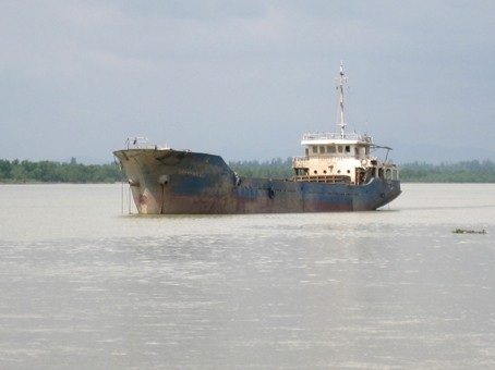 Giải cứu thành công con tàu nghìn tấn đắm dưới sông Lam - 2 Giải cứu thành công con tàu nghìn tấn đắm dưới sông Lam - 2