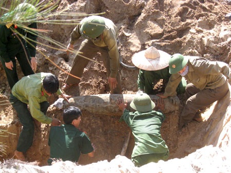 Phá thành công quả bom nặng gần 300kg - 1