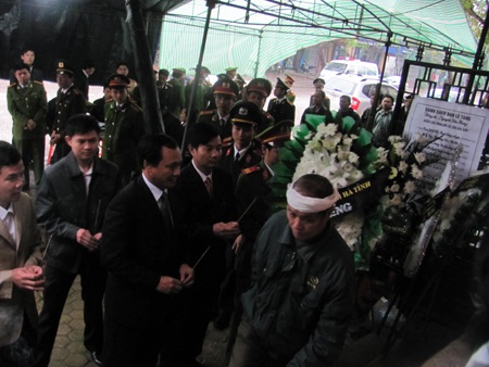 Xót lòng tiễn biệt 3 chiến sĩ công an tử nạn trên sông - 4