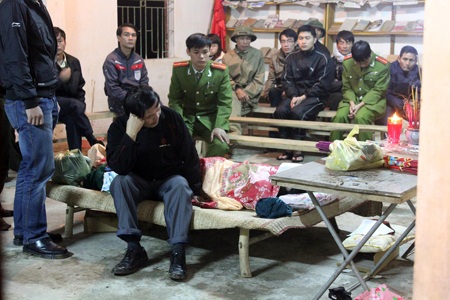 Xót lòng tiễn biệt 3 chiến sĩ công an tử nạn trên sông - 1