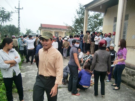 Hỗn loạn sau vụ một nghi phạm treo cổ tại nhà tạm giữ