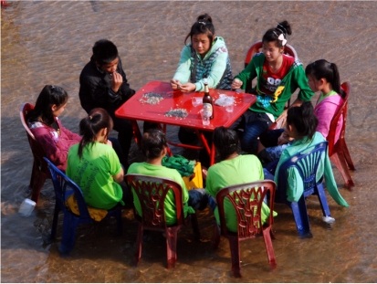 Sang Lào để được... té nước cầu may