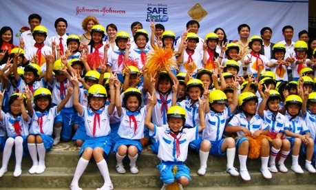 Trao 4.000 mũ bảo hiểm cho học sinh tiểu học - 1 Trao 4.000 mũ bảo hiểm cho học sinh tiểu học