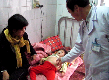 Tình cảnh hiểm nghèo của bé gái người dân tộc Chứt - 2 Tình cảnh hiểm nghèo của bé gái người dân tộc Chứt - 2