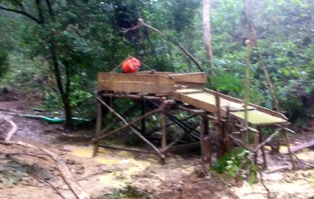 Trưởng thôn thuê người cày nát khe suối, khai thác vàng - 2 Trưởng thôn thuê người cày nát khe suối, khai thác vàng - 2