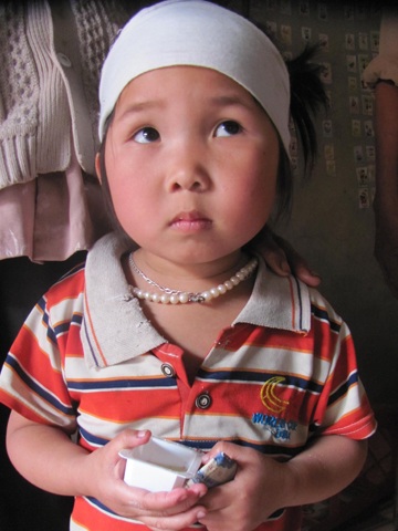 3 bé gái thơ hẫng hụt sau cái chết của người cha 