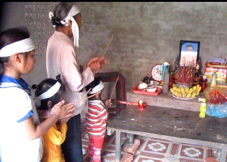 3 bé gái thơ hẫng hụt sau cái chết của người cha 