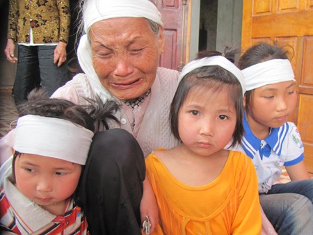 3 bé gái thơ hẫng hụt sau cái chết của người cha 